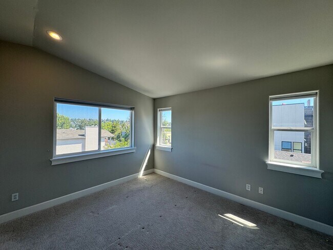 Building Photo - 150 W Florentia St