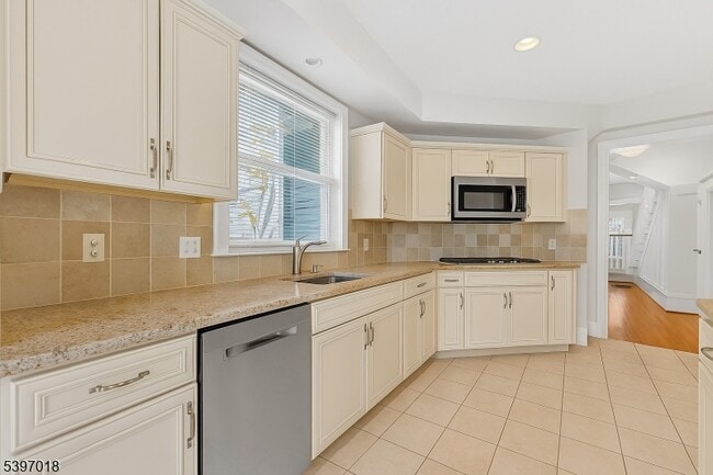 Building Photo - 94 Midland Ave