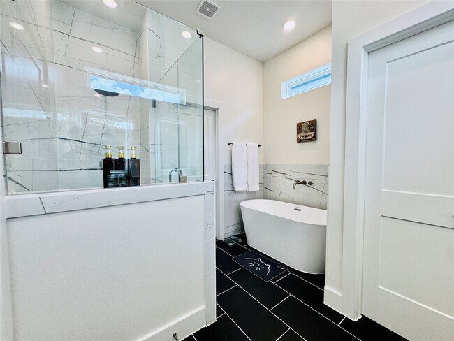 Building Photo - 225 Noras Ln