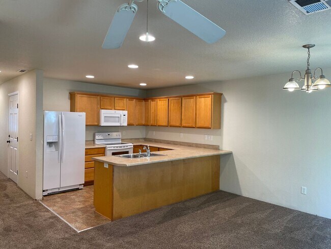 Building Photo - Very Nice 3 Bedroom 2.5 Bathroom Townhome ...