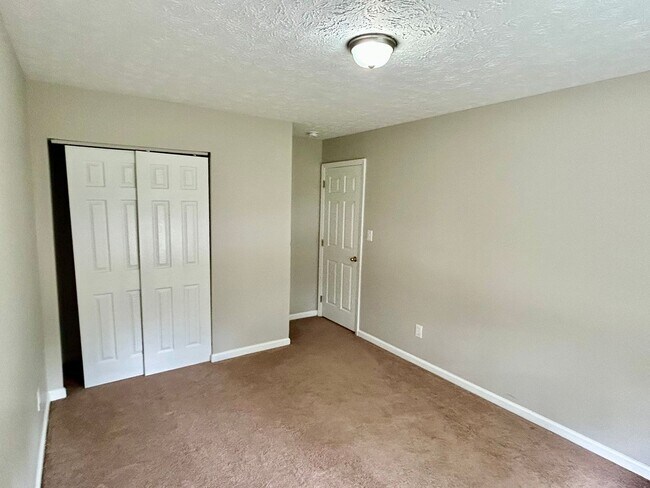Building Photo - 2 Bed 1.5 Bath Pay ONLY Electric!