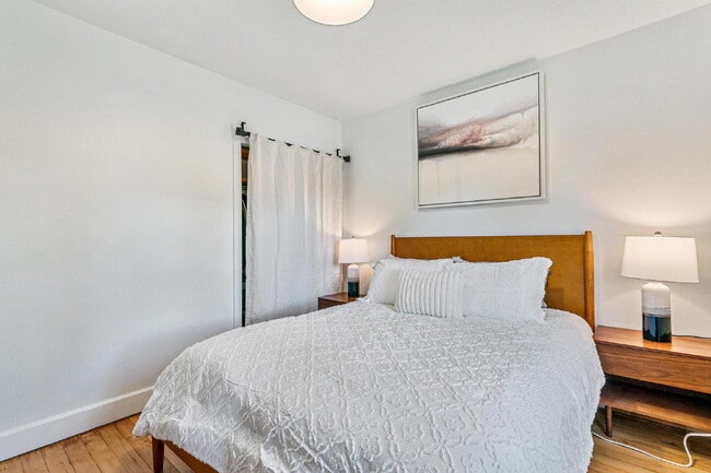 Building Photo - $2,595, 3-bed, 2-bath, located in Denver w...