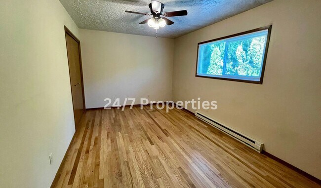 Building Photo - 1BD I 1BA Apartment - Downtown Sellwood