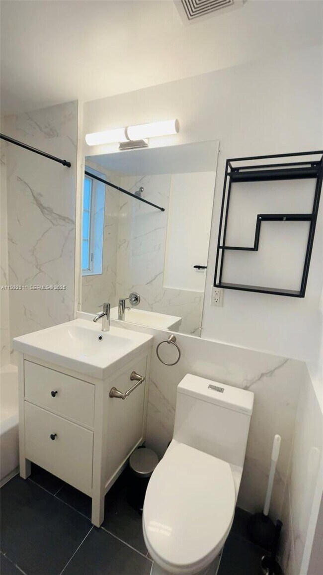 Building Photo - 960 Bay Dr