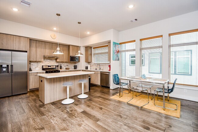 Building Photo - 5811 Fairdale Ln