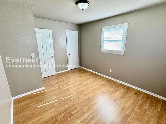 Building Photo - 3-Bed, 1.5-Bath Home with Garage / Pet-Friendly / Available now!