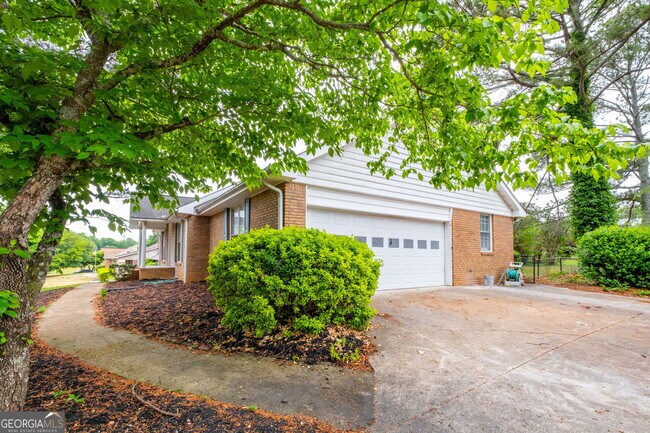 Building Photo - 2688 Benton Dr