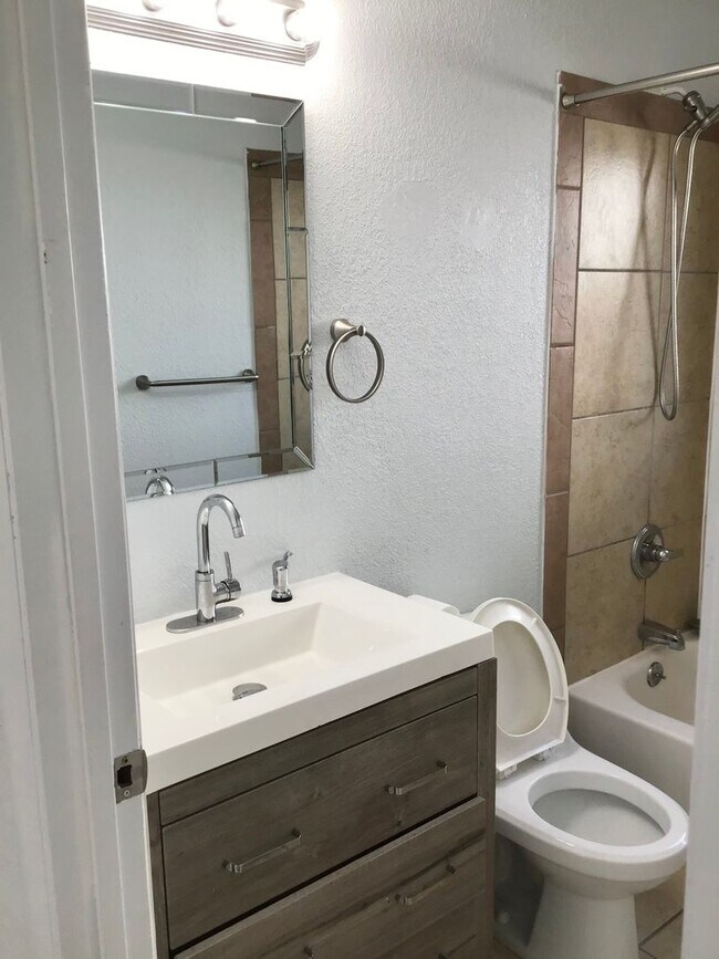 Building Photo - 921 Xavier St