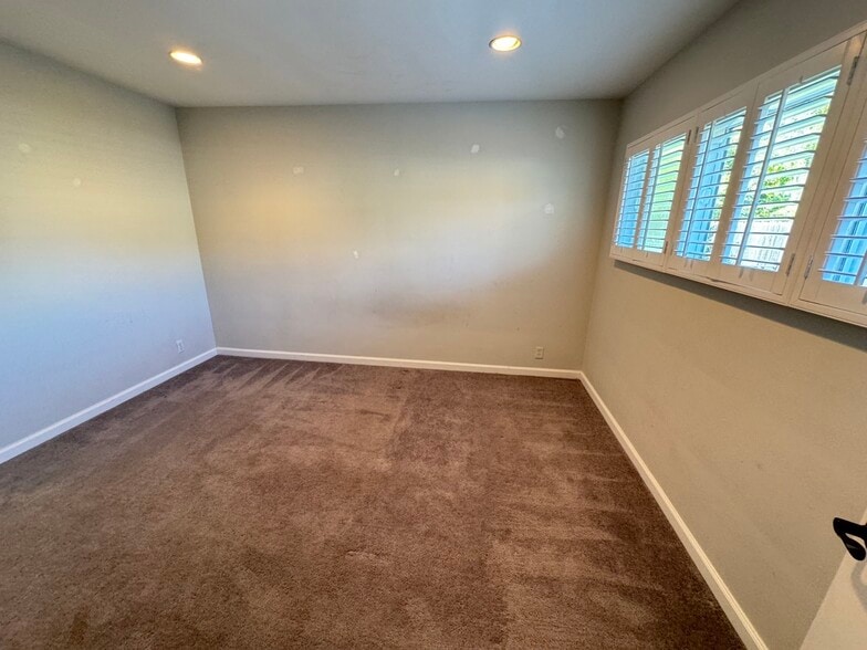 Building Photo - 3957 Woodfield Dr