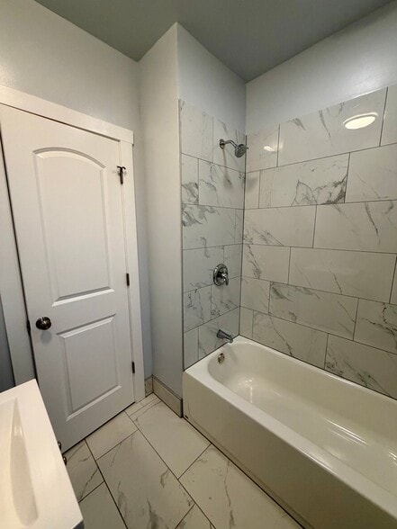 Building Photo - 2843 W Berteau Ave