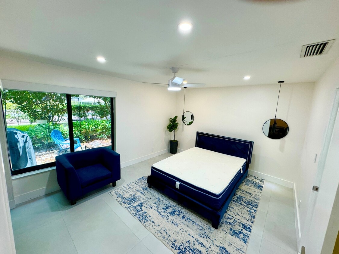 Building Photo - 3936 Arelia Dr S