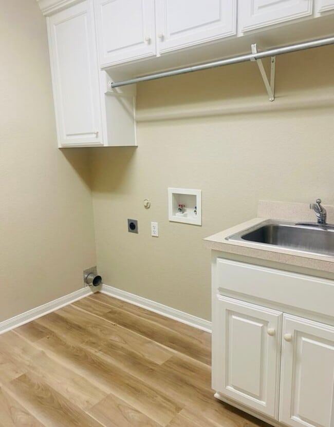 Building Photo - 3816 Whispering Oaks