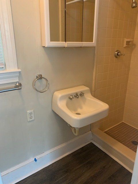 Building Photo - 301 S Oak St