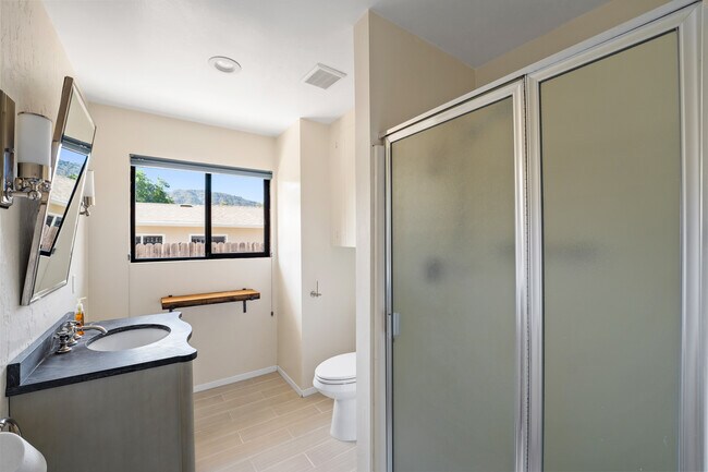 Building Photo - 190 Fairway Ln