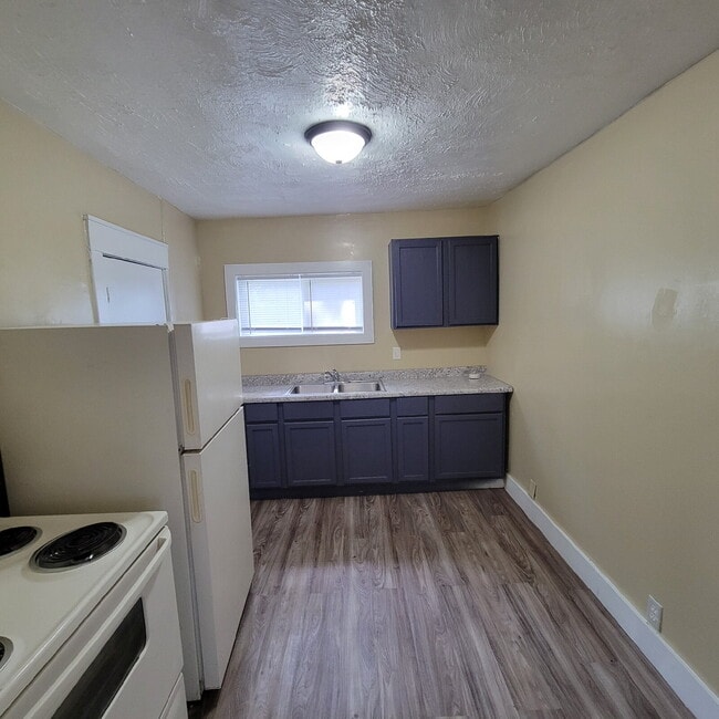 Building Photo - Spacious 3 bedroom