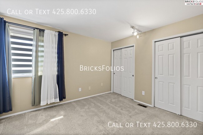 Building Photo - Luxurious 5-bedroom home in Sammamish with...