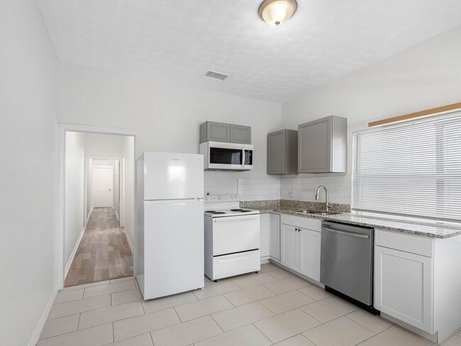 Building Photo - Affordable 3/1.5 West Tampa Home