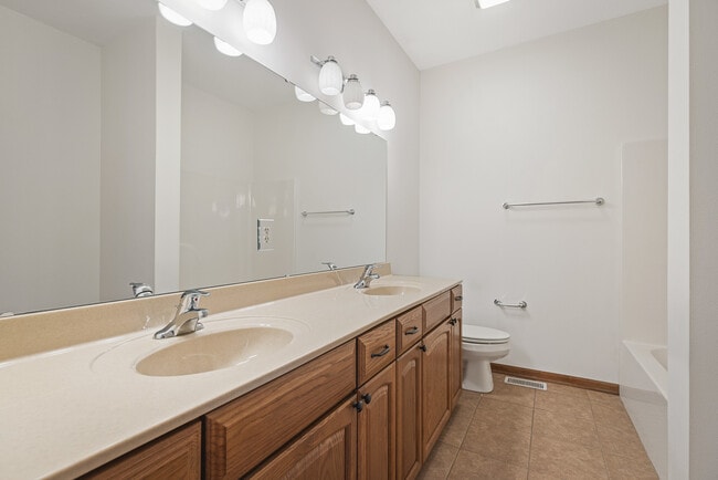 Building Photo - 161 Hawick St