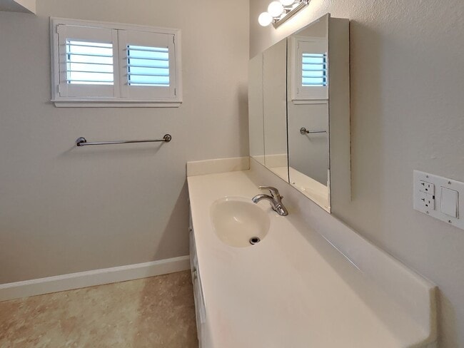 Building Photo - Spacious Rossmoor 2/2 Condo Available Now!