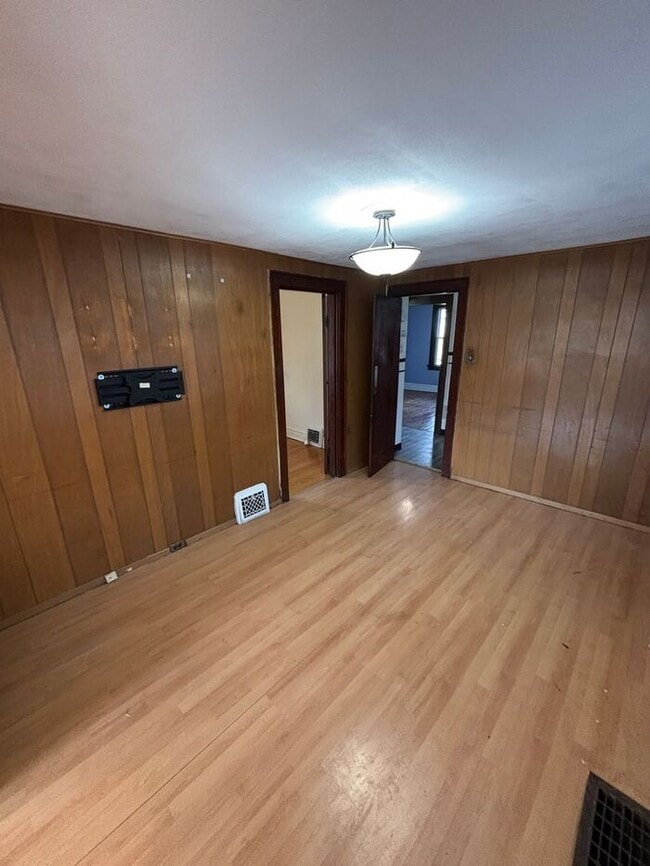 Building Photo - Charming 2-Bedroom Home with Fenced Yard i...