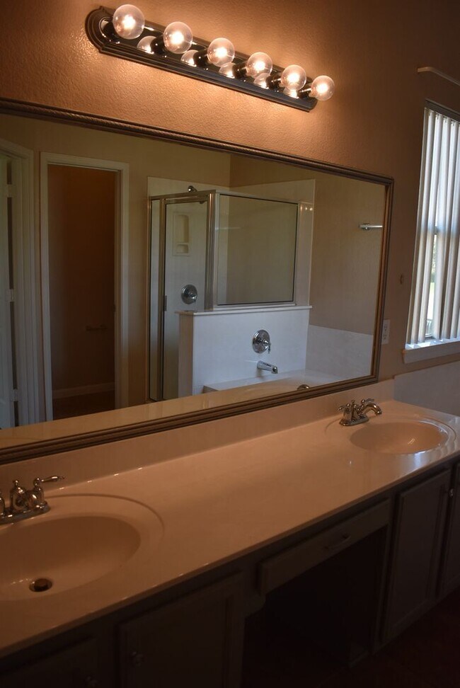 Building Photo - 509 Lakota Ln