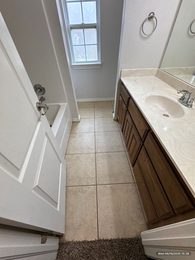 Building Photo - Move-In Ready Choctaw Gem with Modern Kitc...