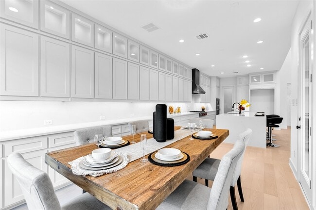 Building Photo - 10437 Milkweed Ct