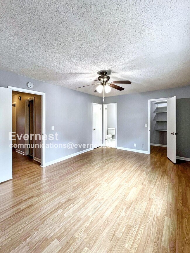 Building Photo - 5600 Country Dr
