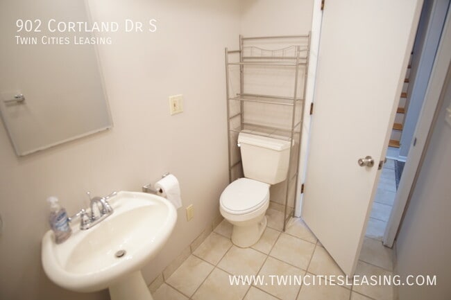 Building Photo - 902 Cortland Dr S