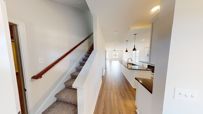 Building Photo - Modern Comfort, Great Location, and Pet-Fr...