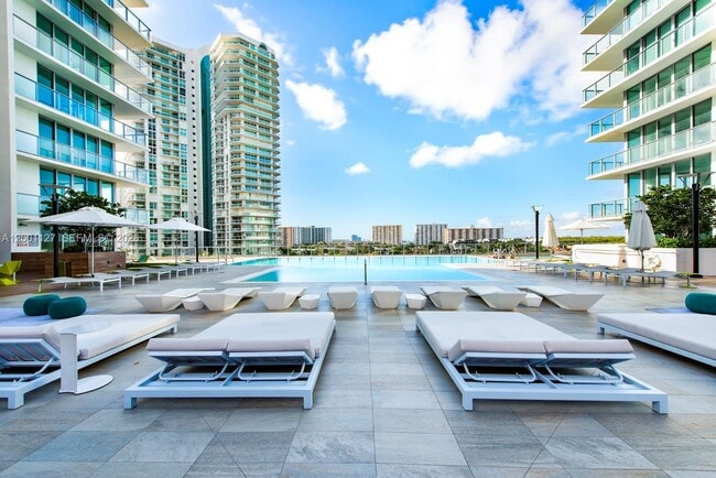 Building Photo - 300 Sunny Isles Blvd