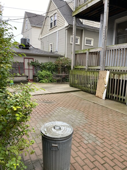 Building Photo - 2172 W Eastwood Ave