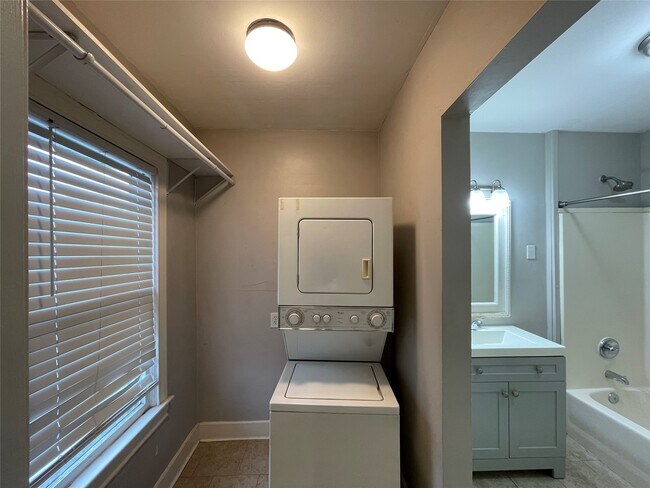 Building Photo - 4221 Lamar St