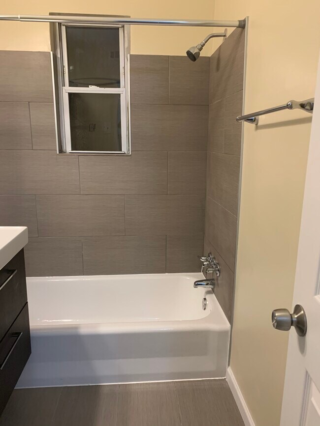 bathroom - 3101 Waclark Plz SE