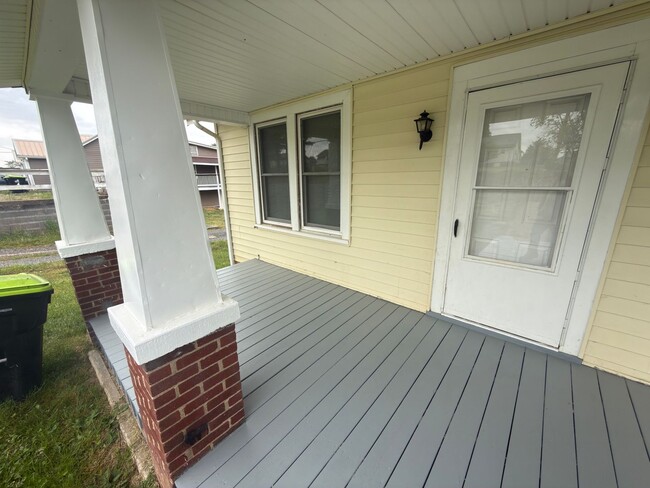 Building Photo - Pulaski, 4BR / 1.5 BA, available now