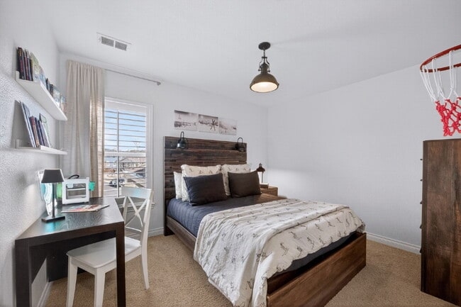 Building Photo - "Spacious 5-Bedroom Retreat on South Quantock Way - Perfectly Designed for Comfort and Style!"  A...