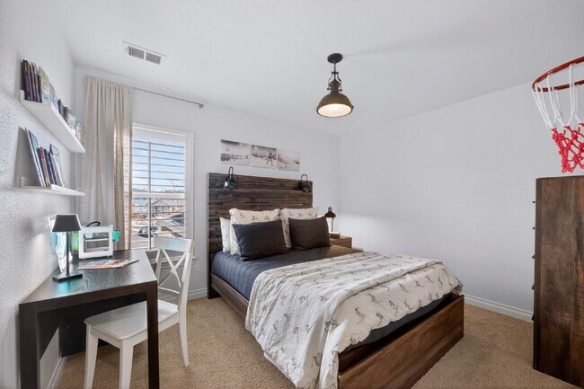 Building Photo - "Spacious 5-Bedroom Retreat on South Quantock Way - Perfectly Designed for Comfort and Style!"