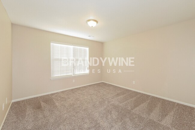 Building Photo - Apply Now! 4BED 3BATH