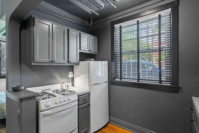 Building Photo - 1421 W Addison St