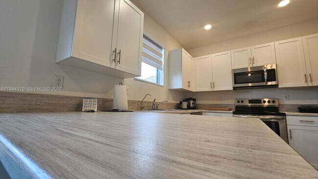 Building Photo - 1146 SE 26th Ter