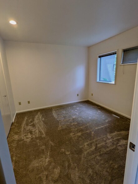 Building Photo - 2134 Waverly Pl N