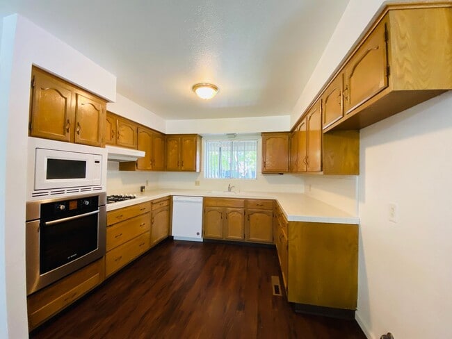Building Photo - $2,395 Herndon & First, Spacious 4 Bedroom...