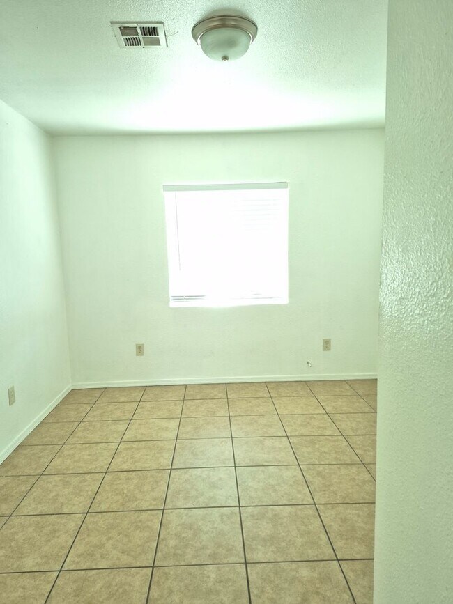 Building Photo - Refreshed 3 Bed/2 Bath Duplex