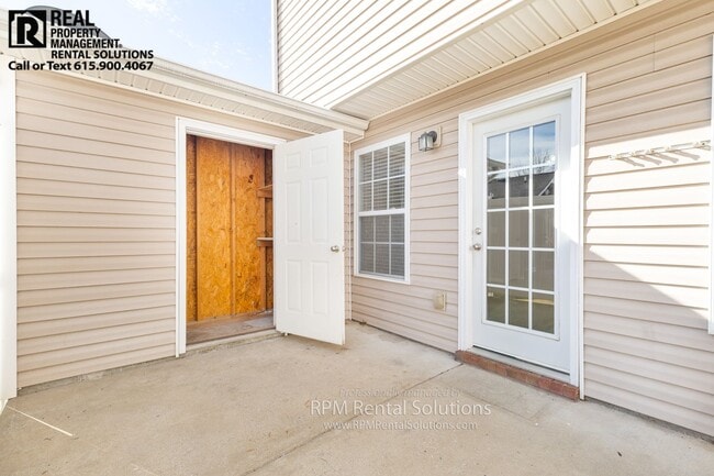 Building Photo - Amazing Smyrna 3BR townhome END-UNIT, just 1 mile from I-24!