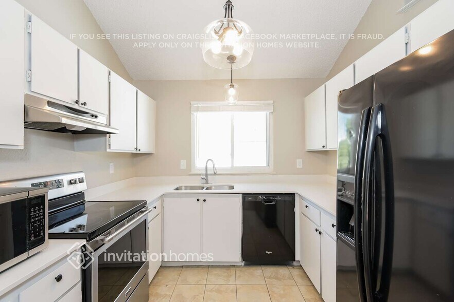 Building Photo - 17487 E Plateau Dr
