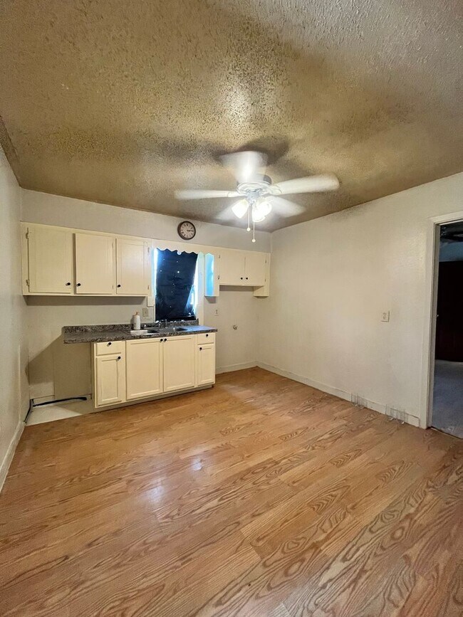 Building Photo - 208 Spruce St