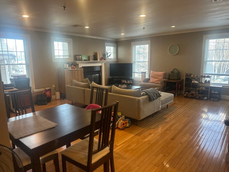 Building Photo - 137 Calumet St