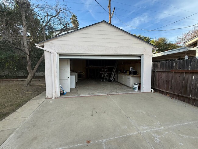 Building Photo - 2 bed, 1 bath home in Woodland Hills