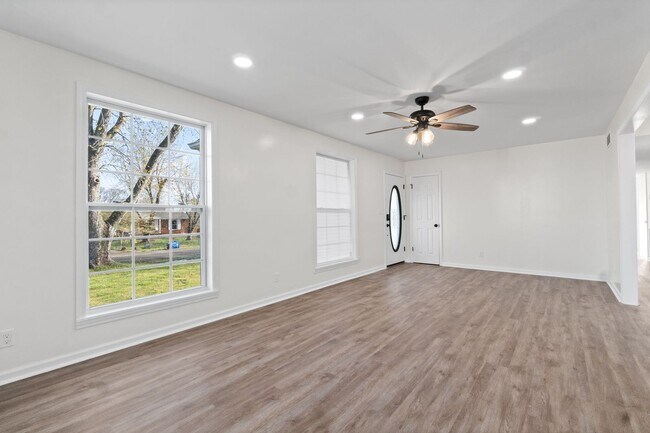 Building Photo - Pet Friendly Renovated Three Bedroom with Basement!