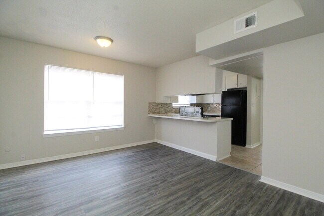 Building Photo - Updated 1BR First-Floor Apartment Near UWF & West Florida Hospital with LVP Flooring, Included Se...